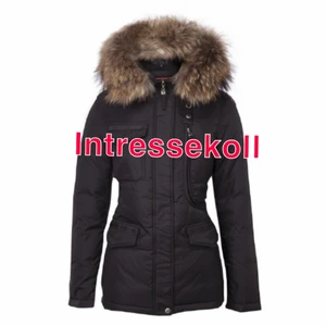 HOLLIES JACKA  - Hej, jag skulle vilja sälja min hollies jacka storlek 36, det är även äkta päls på luvan.  den är hel och fin kanske skulle behöva en tvätt för att få den att se helt helt ny ut, använt den två vintrar.  men tänkte kolla om det fanns ett intresse för att köpa jackan, hör gärna av dig vid intresse och vad du hade kunnat tänka dig at betala för jackan.    (PS ..Vad frakten kostar är oklart därför kanske inte priset på frakten stämmer)( kan även tänka mig utbyte, mot en annan jacka)