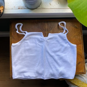 Linne asos  - Vitt linne från asos med slits vid bysten. Aldrig använt! Säljer pga för stor storlek.