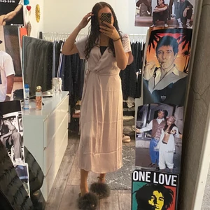 Klänning strl S - Säljer denna fina sidenklänning från h&m då den tyvärr inte kommer till användning, nyskick då den endast är testad💕 nypris är 500kr