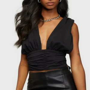 Topp - Topp från Gina i storlek 36. Använd en gång så i nyskick! 