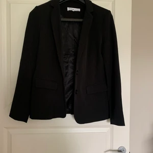 Svart Kavaj - En svart kavaj från Vero Moda i storlek 38. Aldrig använd och enbart testad 1-2 gånger. Därmed i princip helt nu. Finns i Mölndal. Kan även skickas mot fraktkostnad och jag skickar med Postnord Standard.