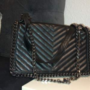 En svart väska som är ca. 25x15