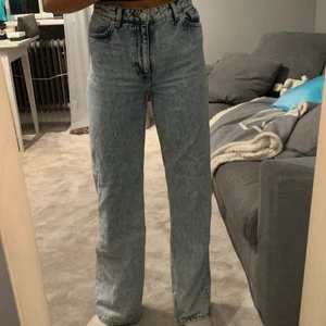 Monki jeans - Jag säljer mina fina ljus blåa monki jeans som tyvärr inte kommer till andvändning💕💕.Bra skick.Storlek 25. Skriv privat om du har frågor❤️