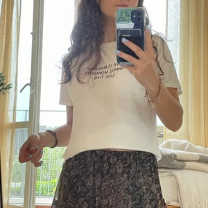 t-shirt från gina tricot  - jättefin vit t-shirt från gina tricot med text där fram, jätteskönt material :) inte använd speciellt många gånger så nästan i nyskick ❤️