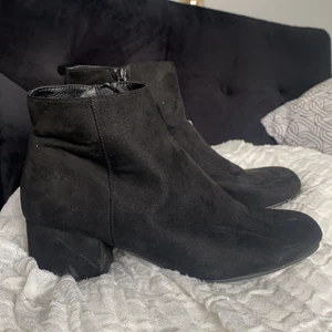 Boots med klack - Svarta boots med klack från märket Edit. Konstmocka. Storlek 41. Använda ett fåtal gånger.