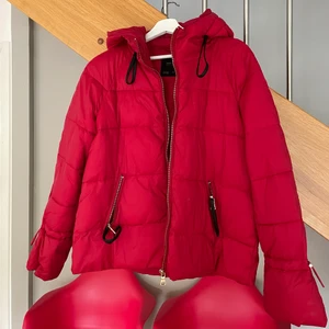 Jacka Zara - Snygg röd jacka från Zara. Otroligt skön! Väldigt bra skick💕 Strl: M men passar bra XS-M. Nypris: ca 500 kr
