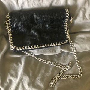 Tiamo väska - En tiamo väska i bra skick, tappat lite färg på dragkedjan bak på väskan men det är inget som man tänker på. Köpt på scorett för 500 kr. Köparen står för frakten ☺️