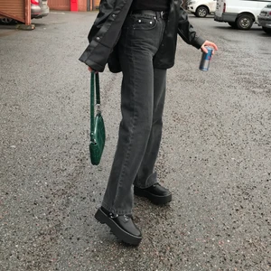 Loose Fit Jeans NA-KD X AFJ - Svart/gråa loose fit jeans från AFJ X NA-KD i storlek 32. Jag är 1,65. Små i midjan men ändå bekväma. Säljer då jag tycker de är lite för korta för mig. Varsamt använda, p nyskick