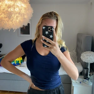 Marinblå T-shirt  - Marinblå tajt T-shirt från Zara🤍🤍