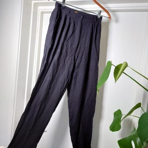 Svarta byxor - Det här är världens finaste byxor, men dom är omöjliga att få en bra bild på. Också skrynkliga. De har stora fickor och lite resår i sidorna. Jag har ett par exakt likadana fast turkosa i en annan annons. Från Pop Boutique. Passar XS/S!🍒