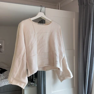 Vit stickad tröja - Vit stickad tröja med fyrkantigt mönster. Fyrkantig i modellen och från zara🤍🤍🤍