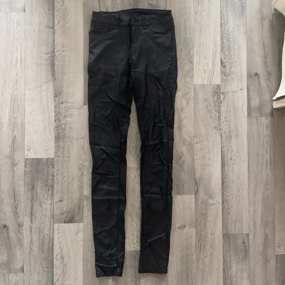 Glansiga svarta jeans från Vero Moda, stl XS. Jeans & Byxor.
