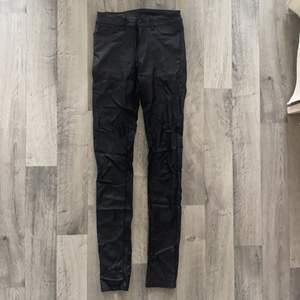 Glansiga svarta jeans från Vero Moda, stl XS