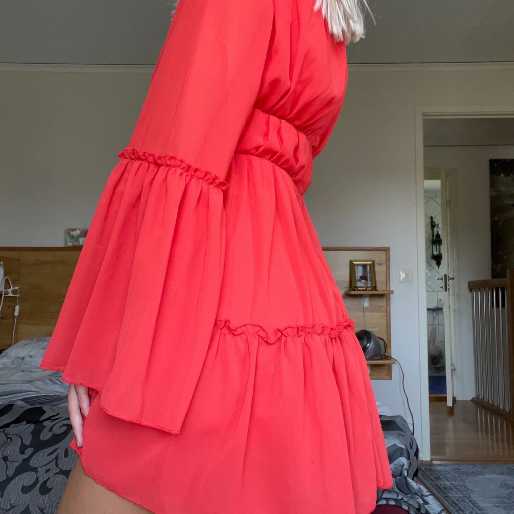 Otroligt fin orangeröd klänning från shein❤️‍🔥 Kvalitén är jättebra förutom att dragkedjan är lite trög när man har klänningen på sig men går absolut att stänga! Aldrig använd och säljer endast för att jag har för många klänningar. Storlek S, 190 kr inkl frakt 🥰. Klänningar.