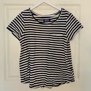 Sebago ~ T-shirt  - T-shirt från Sebago i fint skick. Använd 5 ggr. Storlek M. Hör av dig vid intresse💙  Nypris 499kr