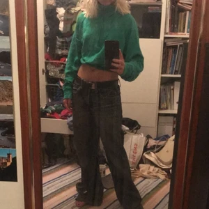 Grön crop top - Najs med dragkedja som man kan ha som man vill tycker den är ganska ball till ett par najs jeans 