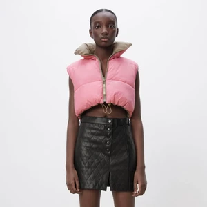 Zara Väst - Knappt använd väst från zara då jag har en liknande. Max typ 3 gånger och därför nästan nyskick. Passar perfekt till höst/våren och går att ha med båda färger, bara att vända ut o in!👌👌