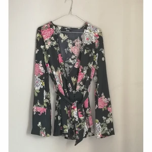 Blommig omlott blus med tillhörande byxa - Stl S, använd 1 gång. Jättefint skick. Säljs helst med tillhörande byxor. 