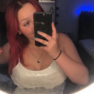 Linne med volanger strl M - Vitt gulligt linne med glitter och volanger, inte nyskick men inga hål eller liknande. Rätt tunt men inte genomskinligt, tunna axelband.