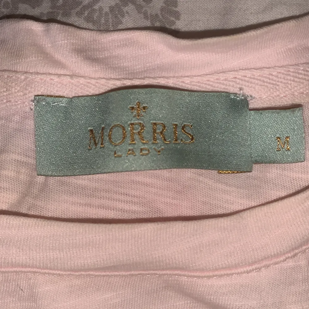 Fin ljus rosa t-shirt ifrån Morris den är i ett bra skick endast använd fåtal gånger. Säljer då den bara blir liggandes i gadderoben . T-shirts.