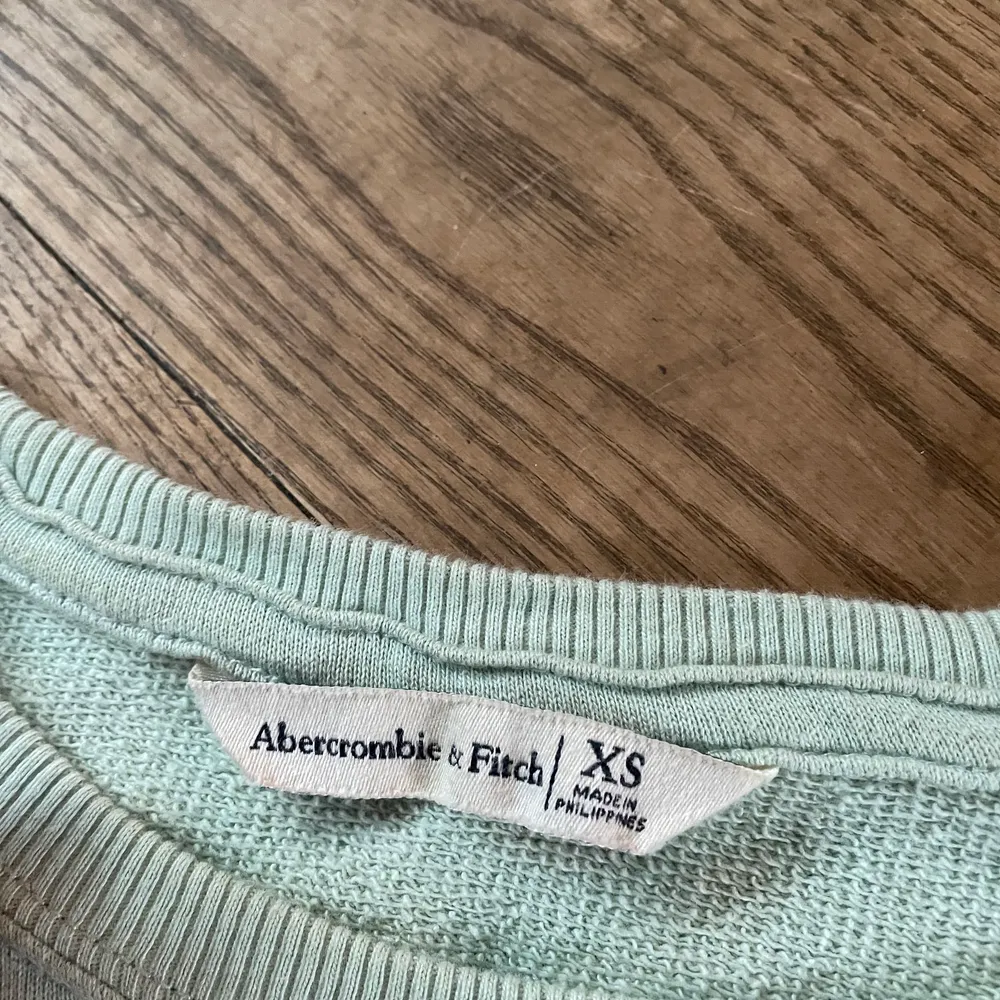 Fin grön collegetröja från abercrombie. Mycket bra skick. Köpt i New York. Strl XS men passar nog S. . Tröjor & Koftor.