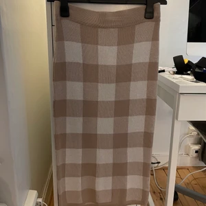 Kjol - Rutig beige kjol från Gina Tricot i strl S.