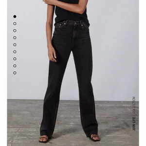 Zara jeans - Säljer ett par jeans i denna modell i kolsvart. Säljer då det blev för tajta för mig. Är en storlek 38/40 och skulle säga att dessa snarare representerar en 36 än en 38. Skriv privat för fler bilder eller frågor💕