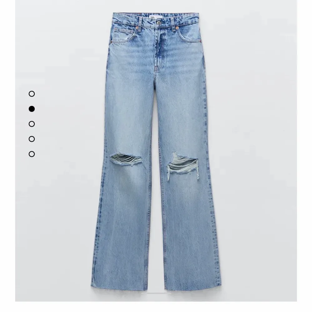 Säljer dessa jeans från ZARA, använda två gånger. Säljer då de blev för tajta för mig. Skriv för fler bilder eller frågor💕. Jeans & Byxor.