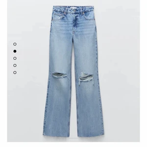 ZARA jeans - Säljer dessa jeans från ZARA, använda två gånger. Säljer då de blev för tajta för mig. Skriv för fler bilder eller frågor💕