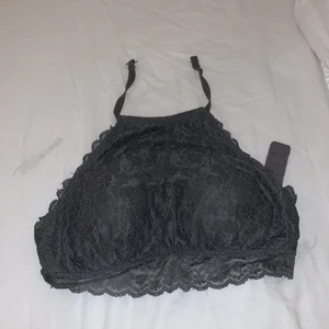 Bh - Grå bh som fästs på ruggen och nacken - altså inga axelband!