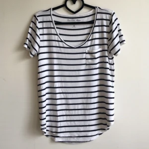 Randig T-shirt blå-vit - Blå-vit randig T-shirt i supermjukt, skönt material från Hollister