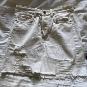 Kjol - Jeanskjol från hm i strl 38. Väldigt fint skick.  Köparen står för frakten om du inte kan mötas upp (endast i Falköping).                                                                                 Om du kombinerar med fler av mina plagg tar jag endast en frakt avgift. Köparen ska även betala innan plagget skickas med ett bevis från swish. 