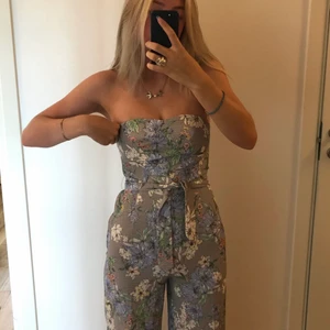 byxdress jumper - Superdupermegafin byxdress från H&M i storlek 36. Den har en lång dragkedja längs med ena sidan som inte syns, men den gör dressen väldigt enkel att ta på. Bandet runt midjan kan man knyta själv och ta bort om man vill. Dressen håller sig uppe även fast den inte har några band då det finns gummi inuti som gör att den inte glider! Använt en gång köpt för ca500kr💕😍🥳 (för liten för mig, kan inte dra upp dragkedjan helt haha)