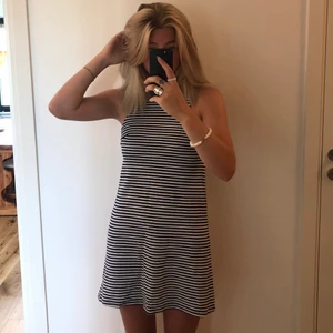 Sommar klänning - Fin klänning från H&M i storlek 32 men passar mig som är 36! Den är vit och marinblå, randig och har en silvrig dragkedja där bak. Materialet är ändå ganska tjockt💫