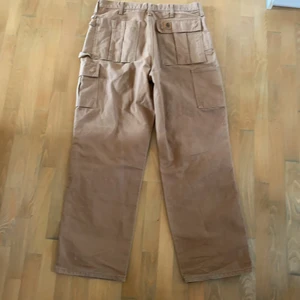 Carhartt cargo pants - Carhartt byxor köpta på plug me please, bra skick, storlek 36/32 men skulle säga att dem är 34/32