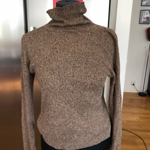 Brun stickad tröja - Brun stickad tröja. Köpt på Beyond retro för några år sedan! Så fin och skön ❤️ Passar S-M beroende på hur man vill att den ska sitta (är själv en S) 