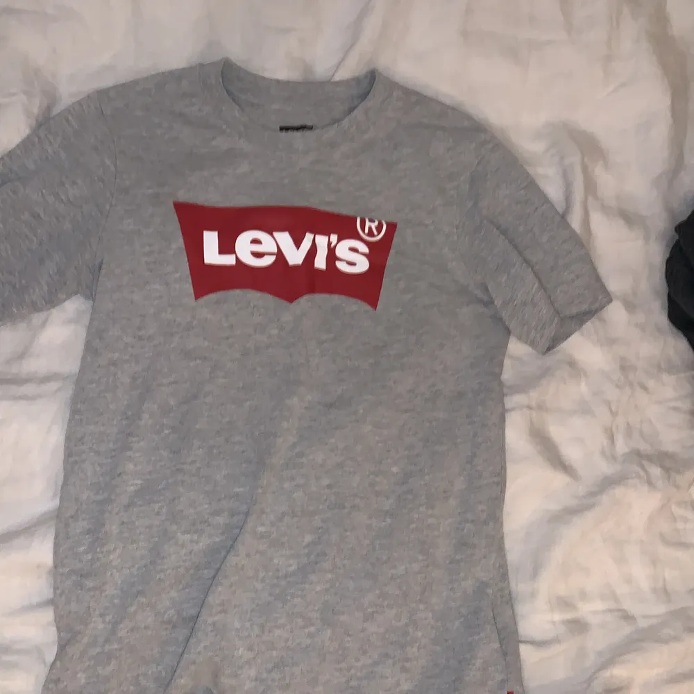 En grå Levis t-shirt.. T-shirts.