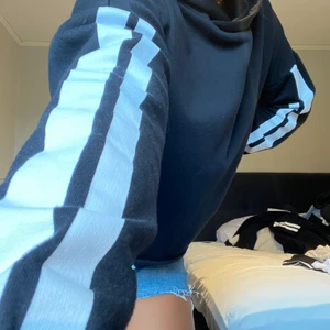 Hoodie - En liten kortare hoodie ifrån Soc. En väldigt bekväm hoodie. Säljer den då den inte kommer till användning. 