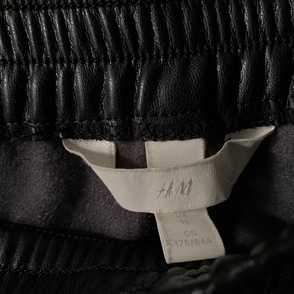 Skinnbyxor från H&M använda 2 gånger. Strl 42. Jeans & Byxor.