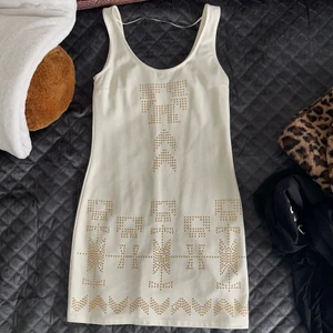 Tight white dress w rhinestones  - Ny klänning från early 2000s, fick den från min syster för länge sen men har ej på mig den. Ej använd bara testat!!