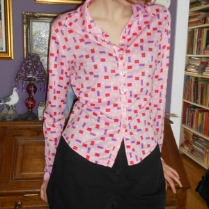 Rosa abstrakt 70-tals skjorta 🌈 - Super söt stretchy skjorta från märket Marca. Vintage, köpte den originellt på POP på Åsögatan. Modern storlek S. Skulle vara perfekt att knyta upp. 💗 OBS om du köper mer än ett plagg är frakten gratis! 