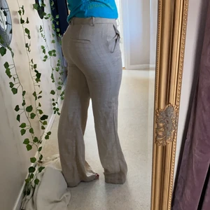 Beigea lågmidjadr ”kostymbyxor” med vida ben  - Feeeeettsnygga byxor köpta från asos ifjol, sitter så snyggt över rumpan och är perfekt på midjan är en aning små för mig men verkligen såsåså snygga!! Inte stretchiga! Stl M men känns som nånstans mellan S&M! Betalar egen frakt! Skriv privat för mer bilder!