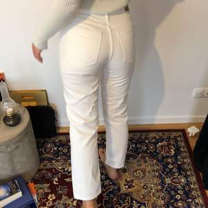 Säljer mina vita fina raka jeans! Strl 38 och nästan oanvända. Köparen står för frakten. 