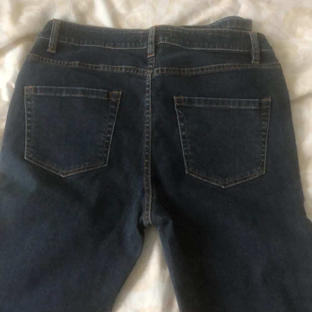 jag säljer dessa jeans då dom är för stora för mig, dom är bara testade så knappt använda. Jeans & Byxor.