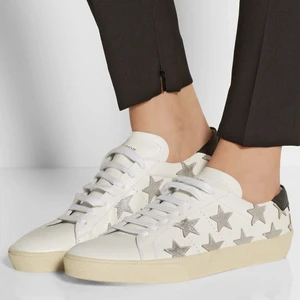 Saint Laurent Skor - Hej! Säljer dessa helt nya Saint Laurent court Classon sneakers nypris 5000kr då de är alldeles för små för min tjej. De sitter lite mindre än vad de ska så de är not true to size. Storlek 37 condition 10/10 bara testade. Köpta i Dubai. Vid intresse kan taggade bilder skickas. Mvh