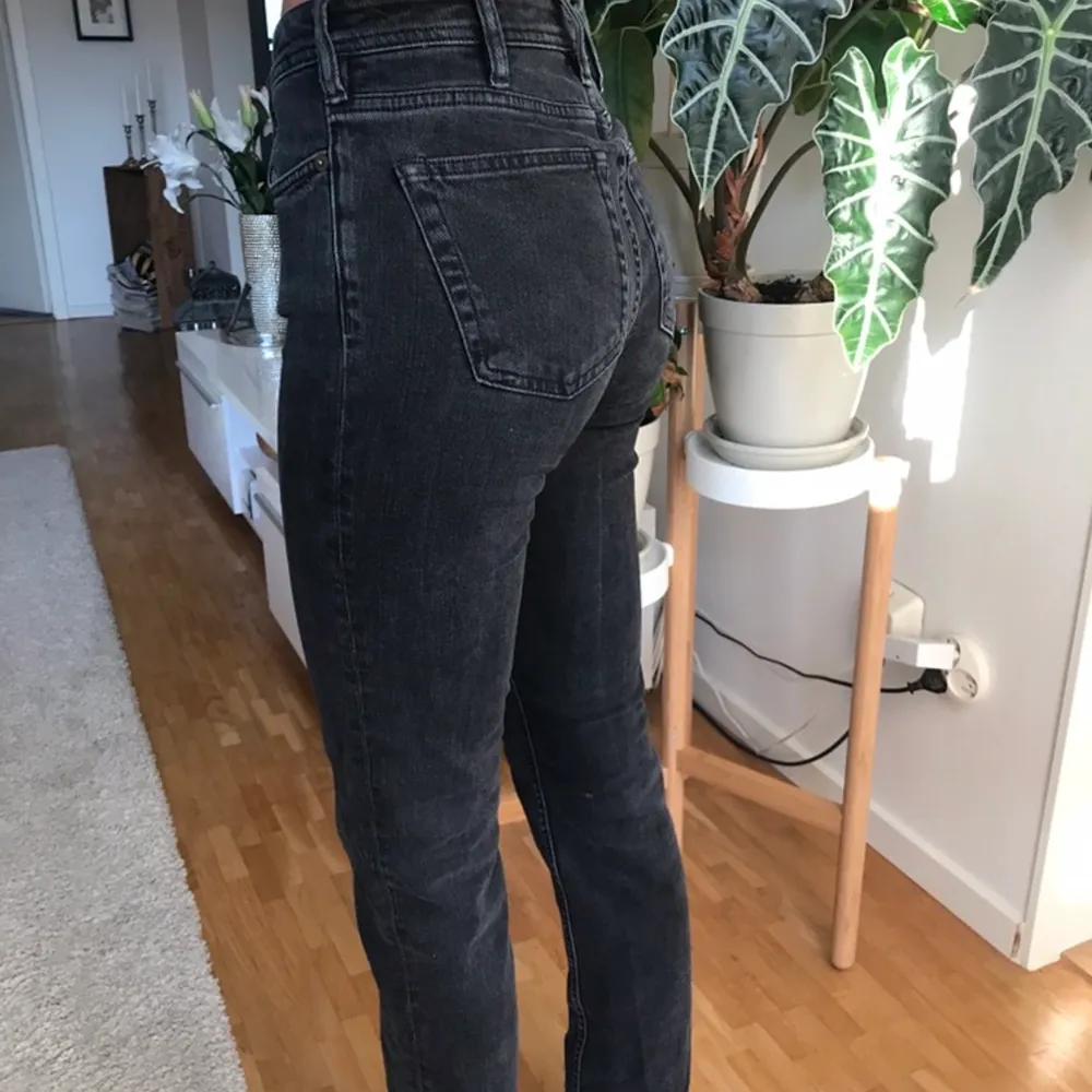 Acne jeans mid waist straight leg i storlek 25/32, modellen är 175 lång :). Jeans & Byxor.