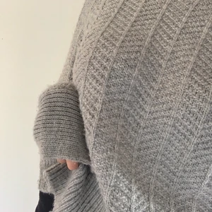 Stickad tröja  - Stickad tröja som inte kommer till användning, från hm, köparen står för frakt💗