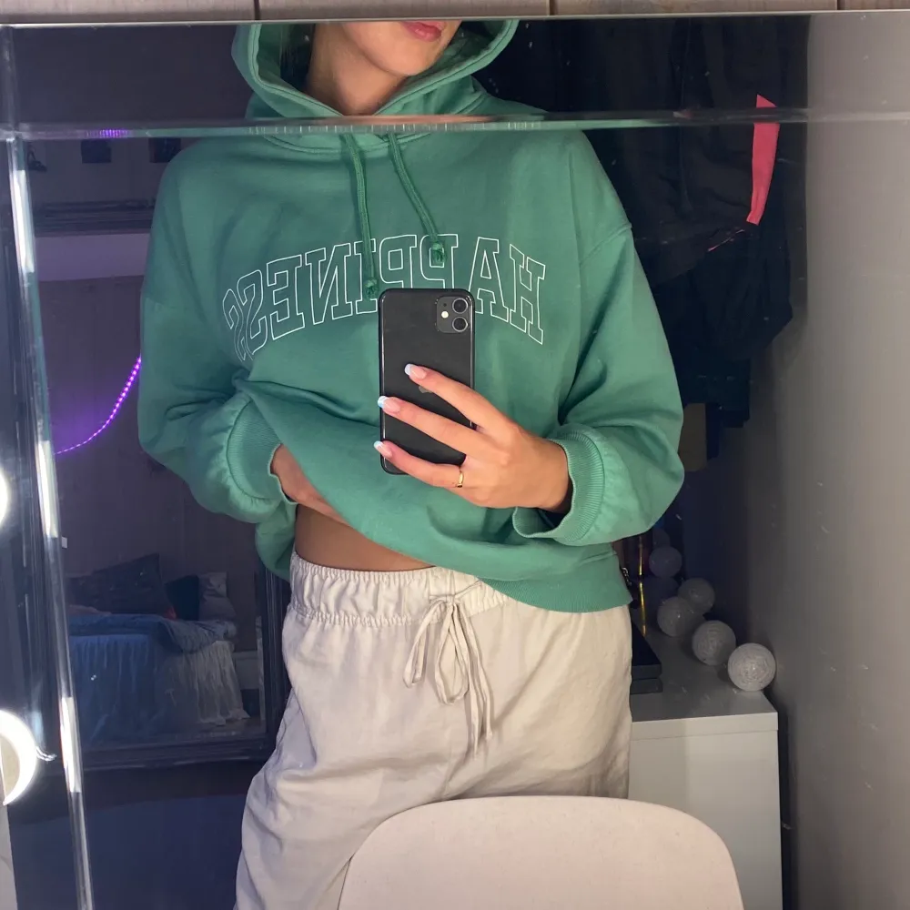 Säljer min gröna hoodie💚💚 super bra skick:) slutsåld överallt säljer vid bra bud. Tror storleken är L men jag har vanligtvis S så den sitter perfekt oversized på mig!!!. Hoodies.