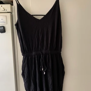 Byxdress - Storlek 36. Kan skicka fler bilder på den om det behövs! 