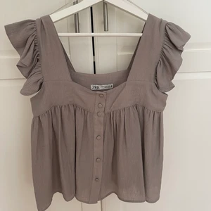 Snygg topp - Super fin topp från zara som aldrig kommit till användning. Lägger ut igen pga oseriösa köpare. Högsta bud 300kr!